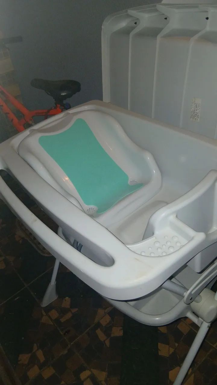 Banheira com suporte e redutor de assento