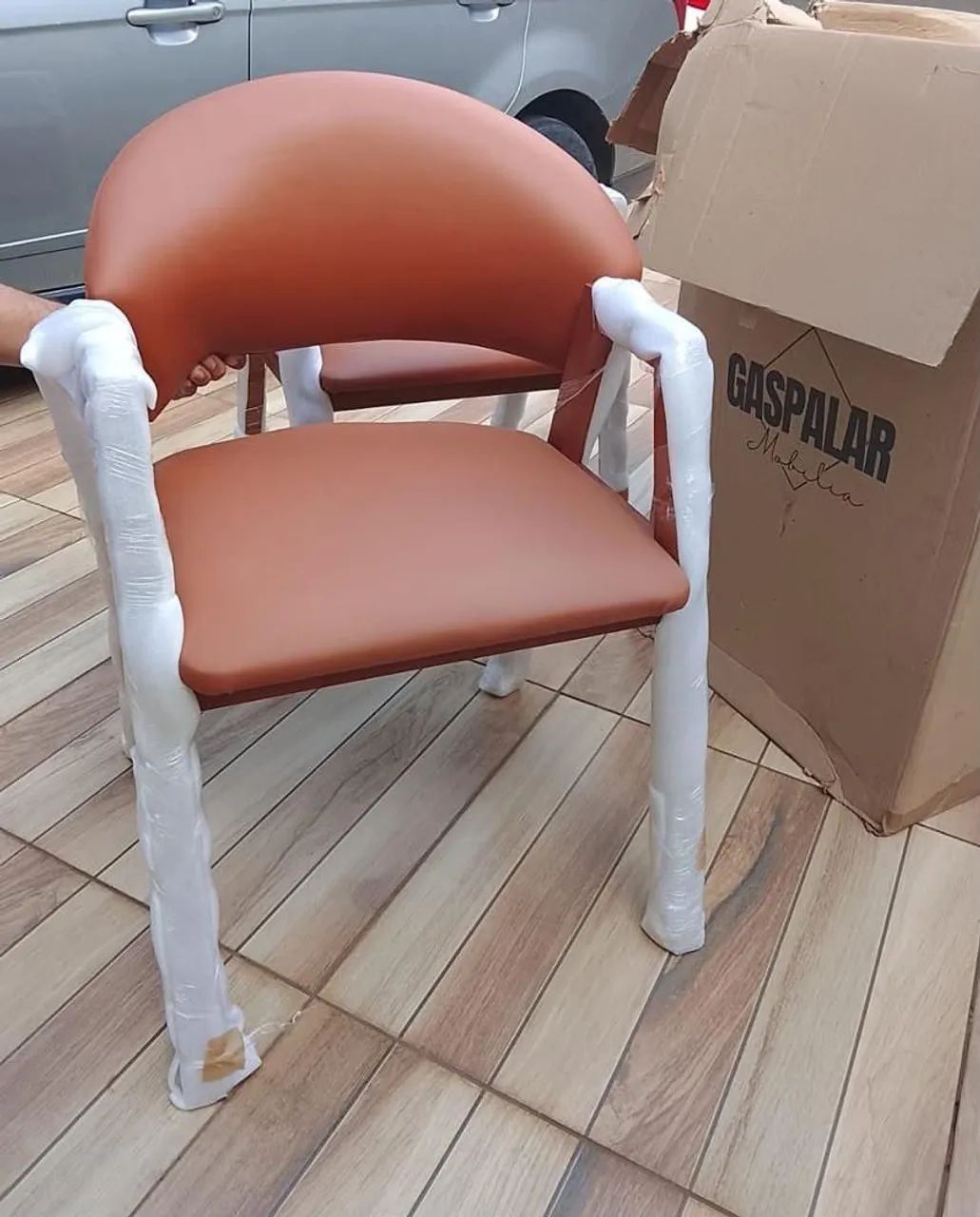 Vendo par de cadeira em couro 