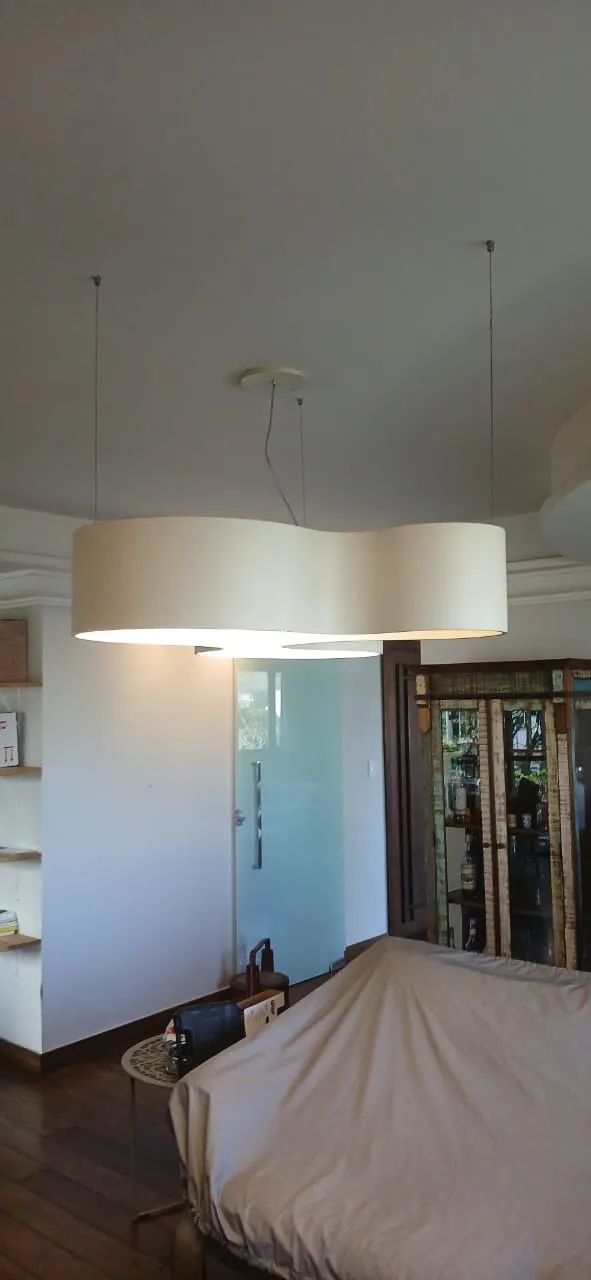Luminária com design moderno.