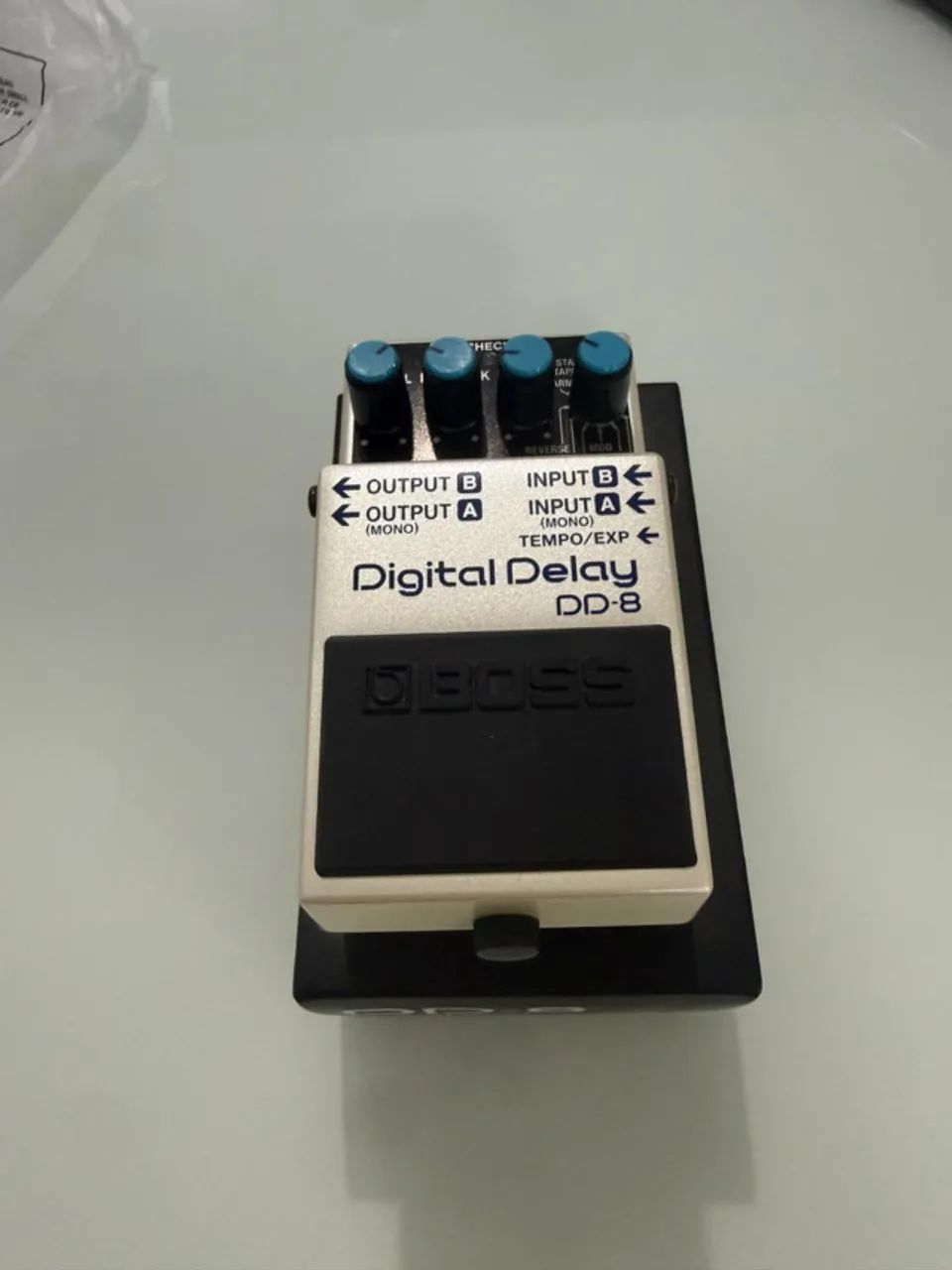 Pedal Boss DD-8 na caixa e com tags - Instrumentos musicais