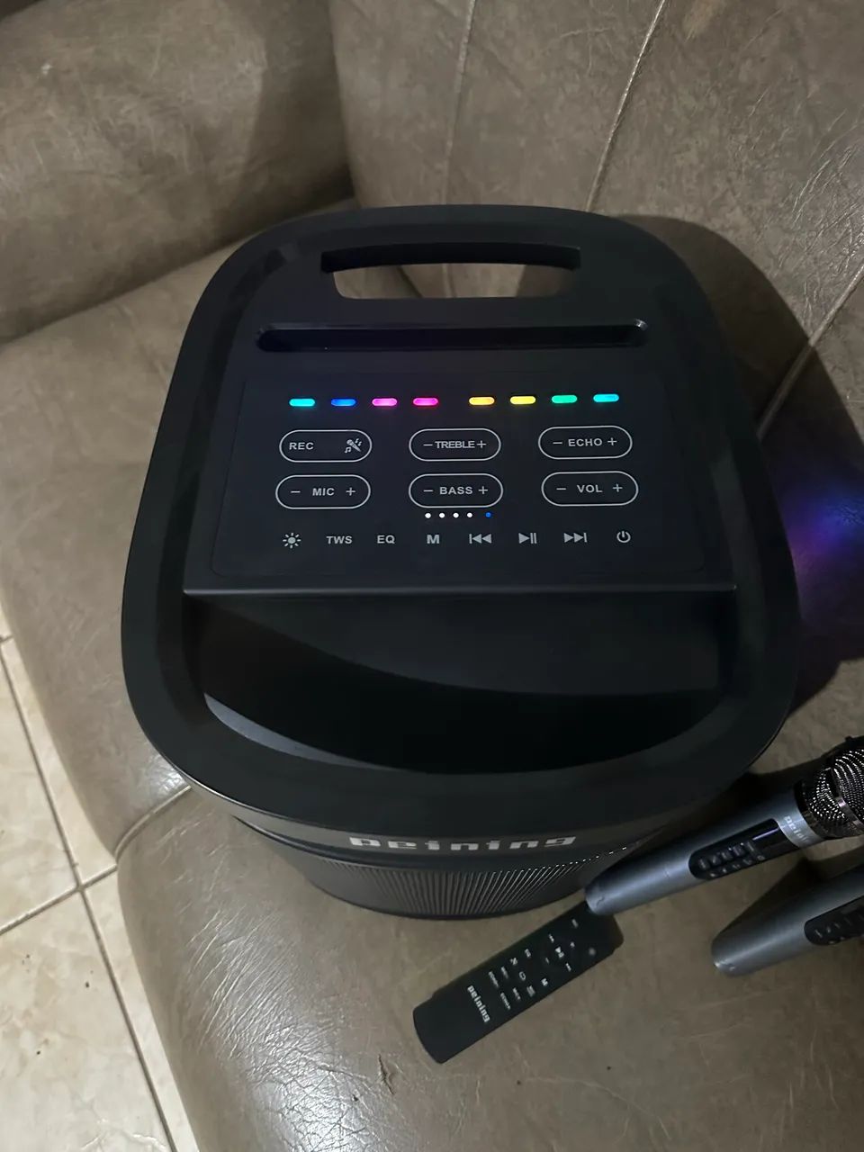 Caixa de Som com microfone Bluetooth.