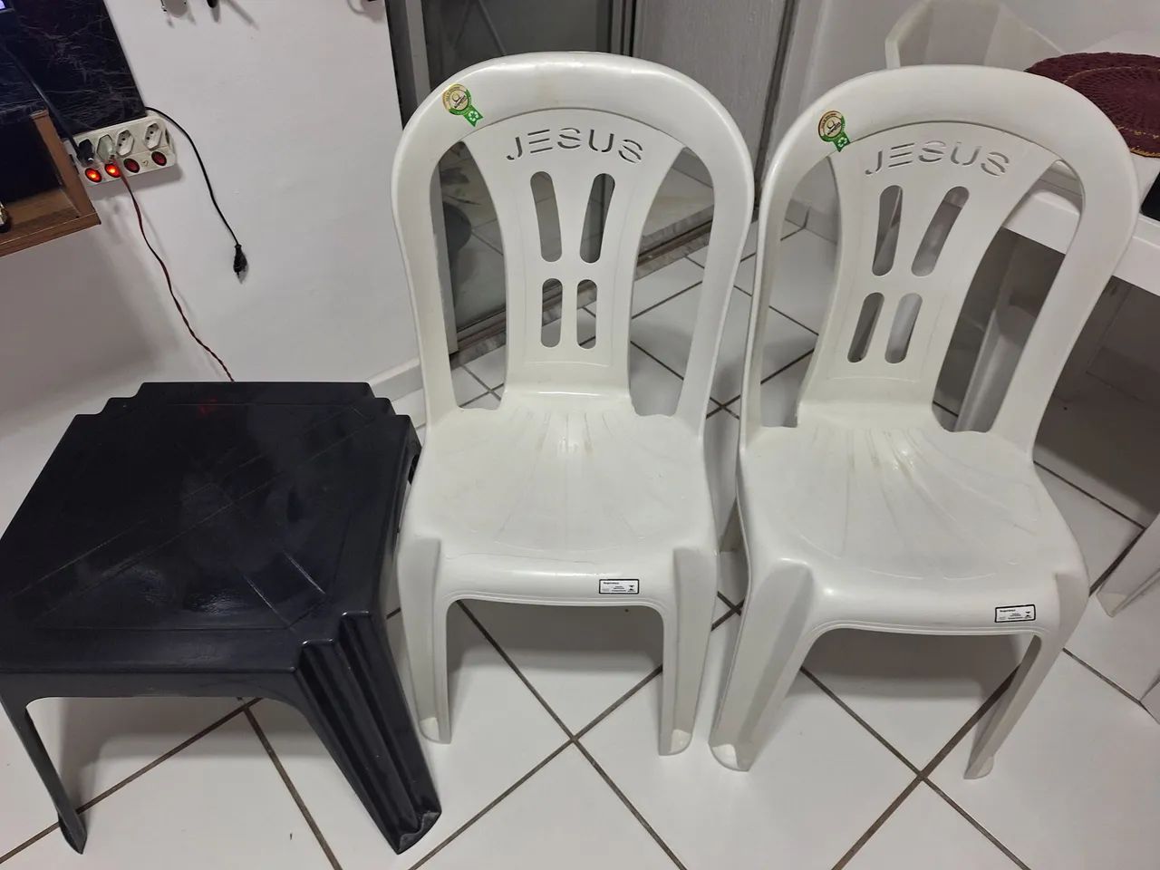 Cadeiras de plástico e uma mesa pequena  - Foto 2