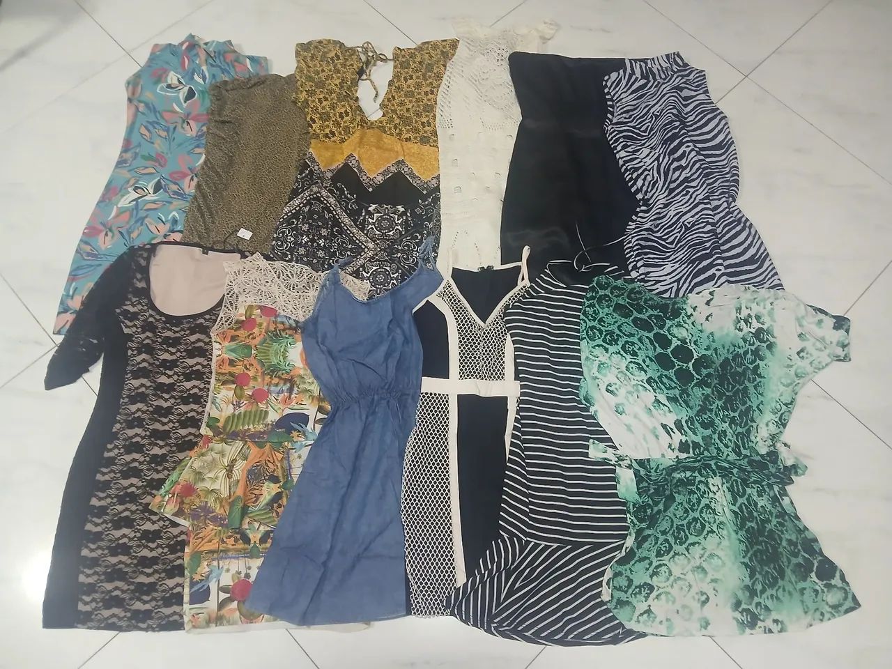 Lote com 26 vestidos e macaquinhos  - Foto 4