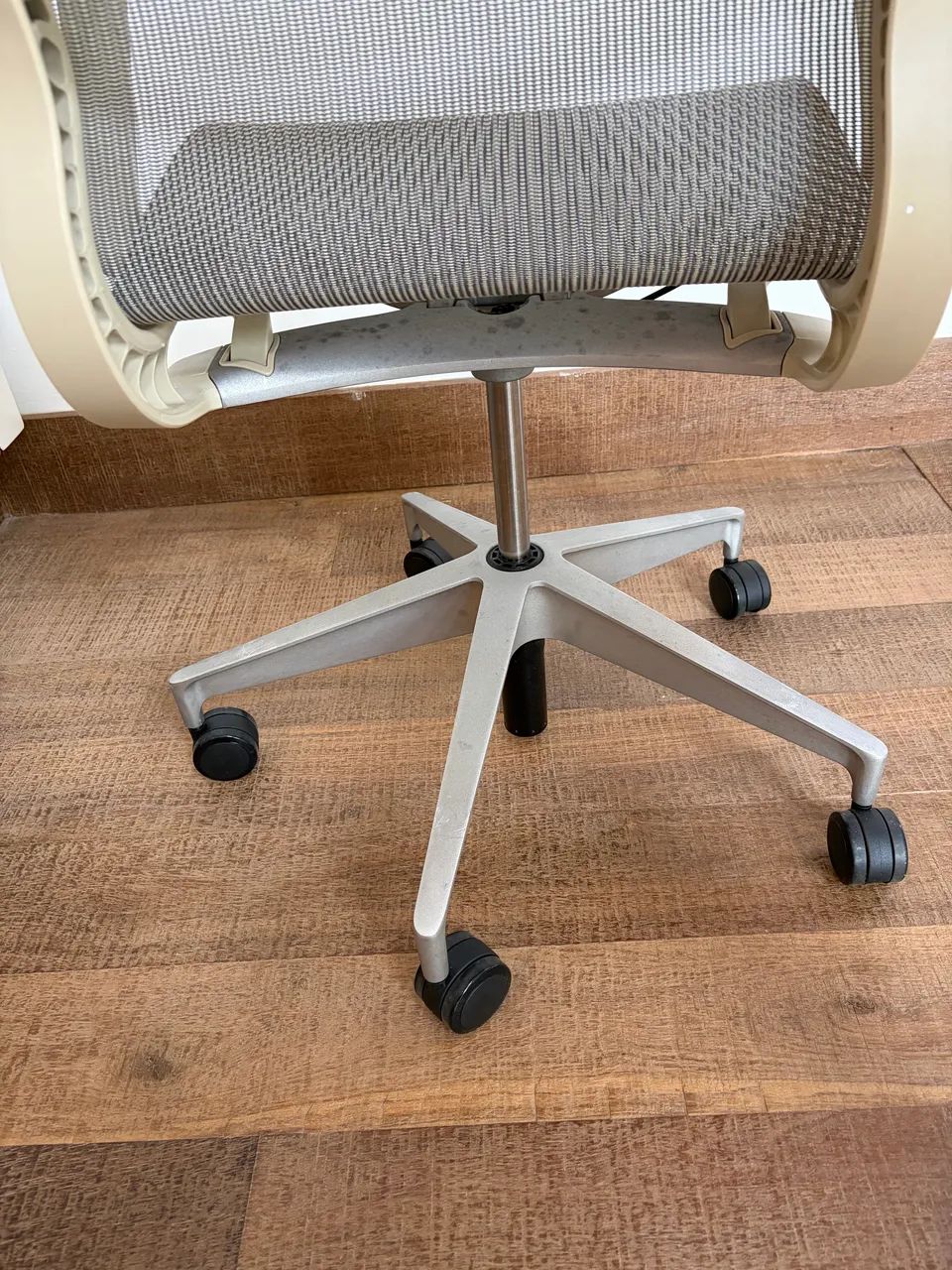 Cadeira Herman Miller original modelo setu - Foto 5