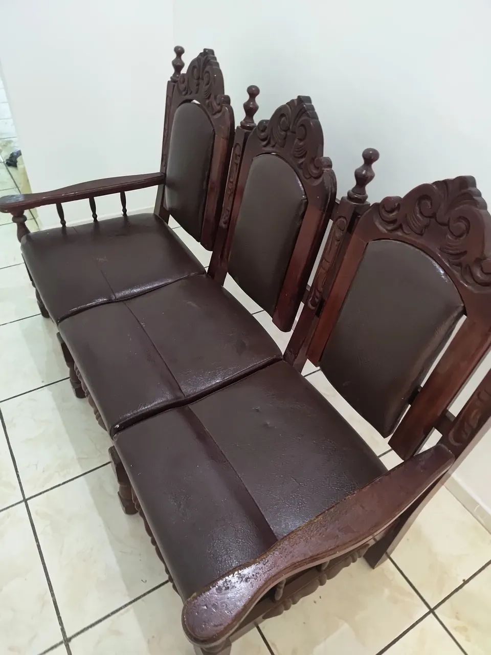 Vendo poltrona 4 lugares de madeira maciça  - Foto 3