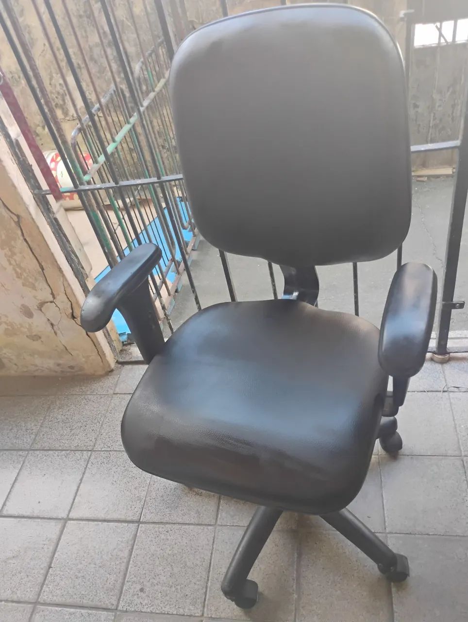 CADEIRA DIRETOR GIRATÓRIA. - Foto 3