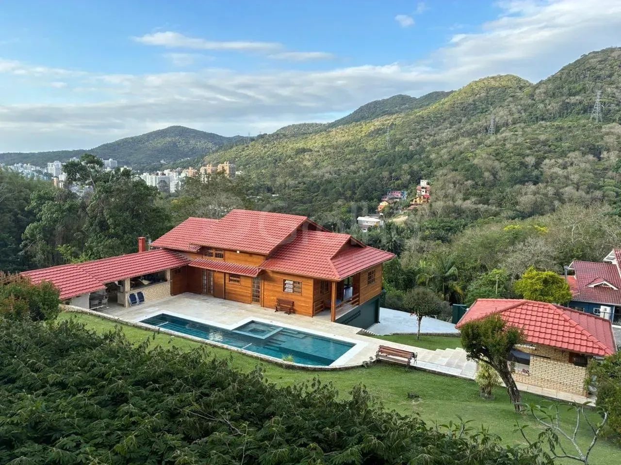 Imóvel para venda possui 360 metros quadrados com 4 quartos em Itacorubi - Florianópolis -