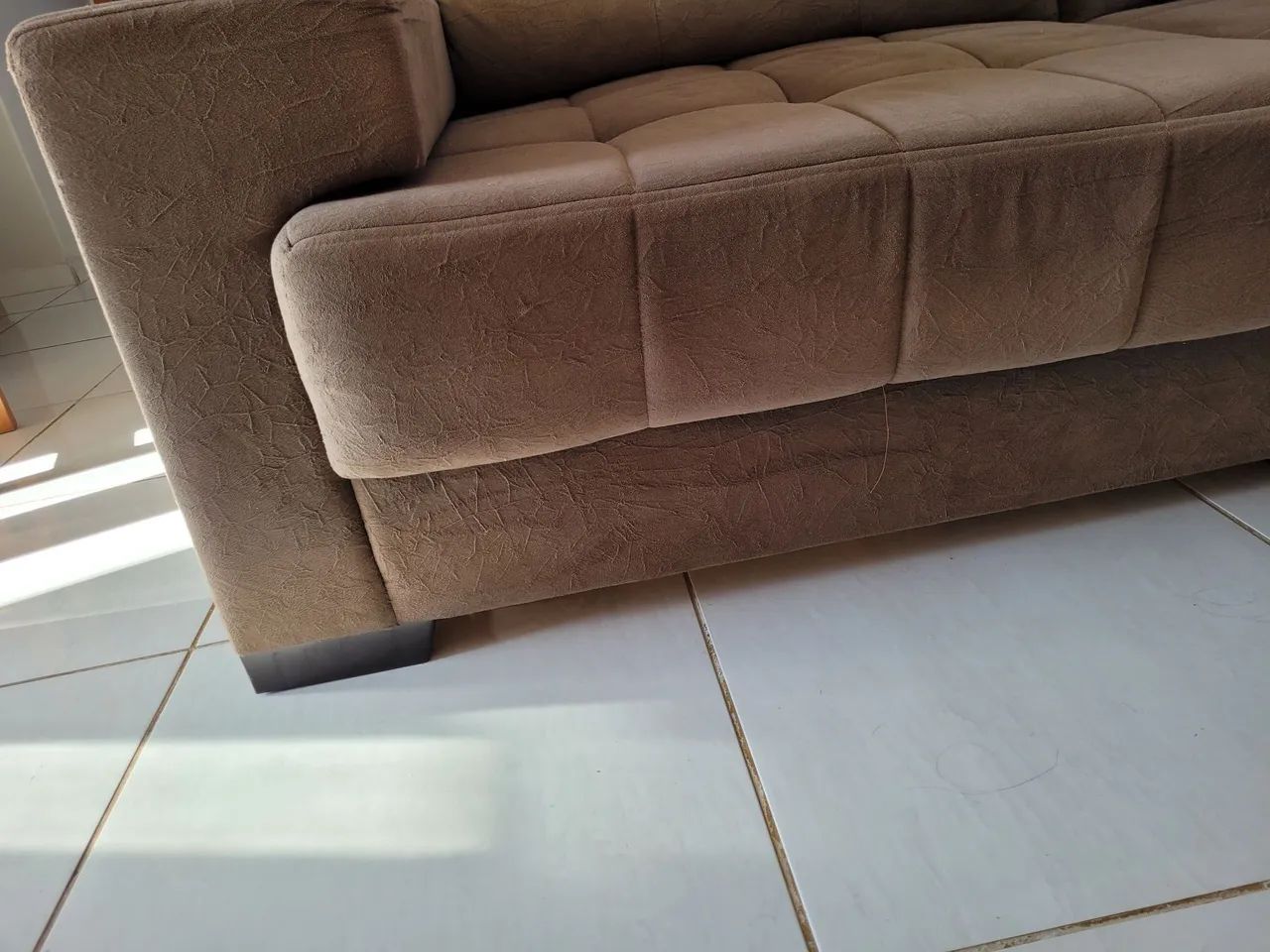 Sofá marrom muito conversado sem detalhes  - Foto 4