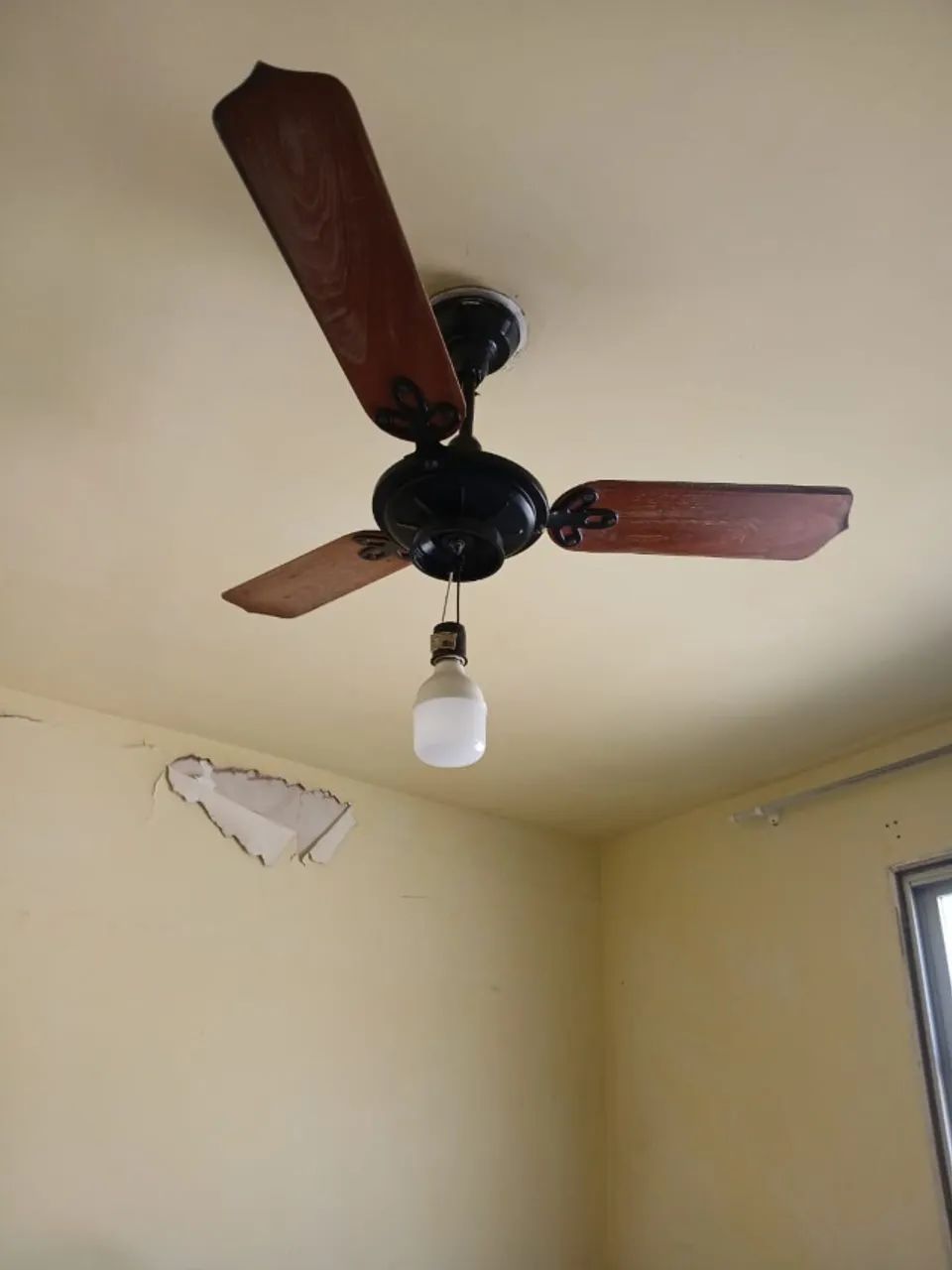 Ventilador de teto com pás de madeira