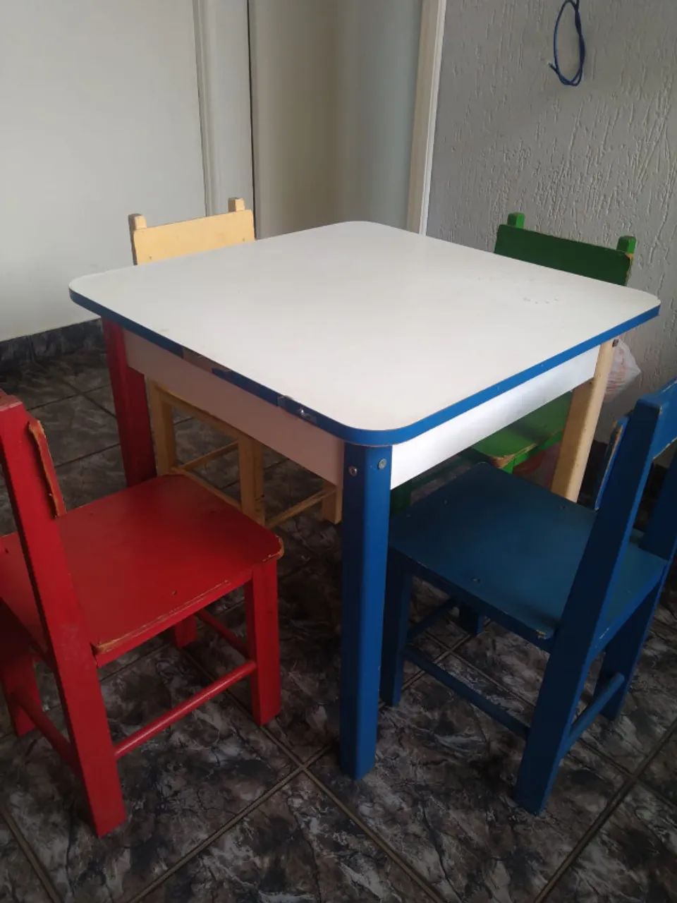 Conjunto de Mesa Quadrada com 4 Cadeiras Coloridas