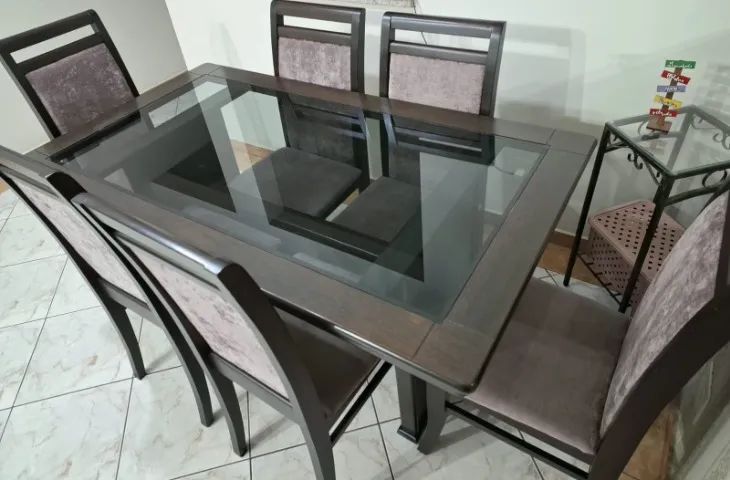Mesa maciça de madeira com 6 lugares