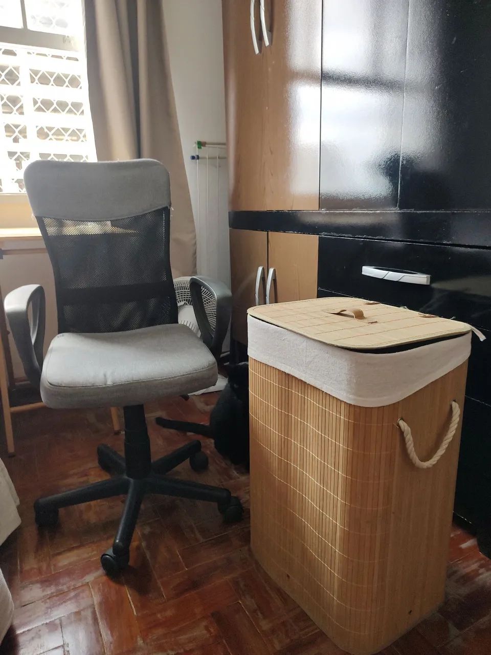 Cadeira de escritório e cesto de roupas - Foto 2