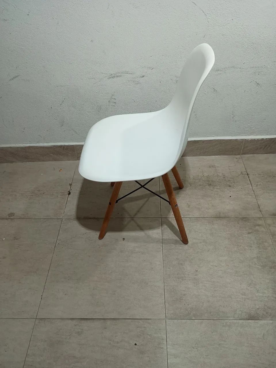 Cadeira branca com base em madeira  - Foto 3