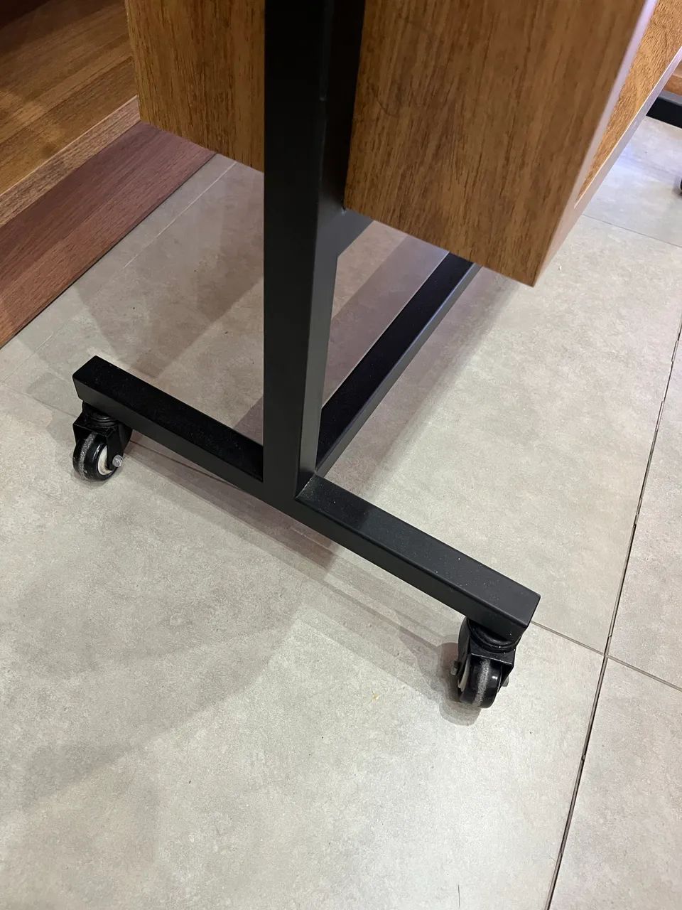 Vitrine móvel com rodinha - Foto 5