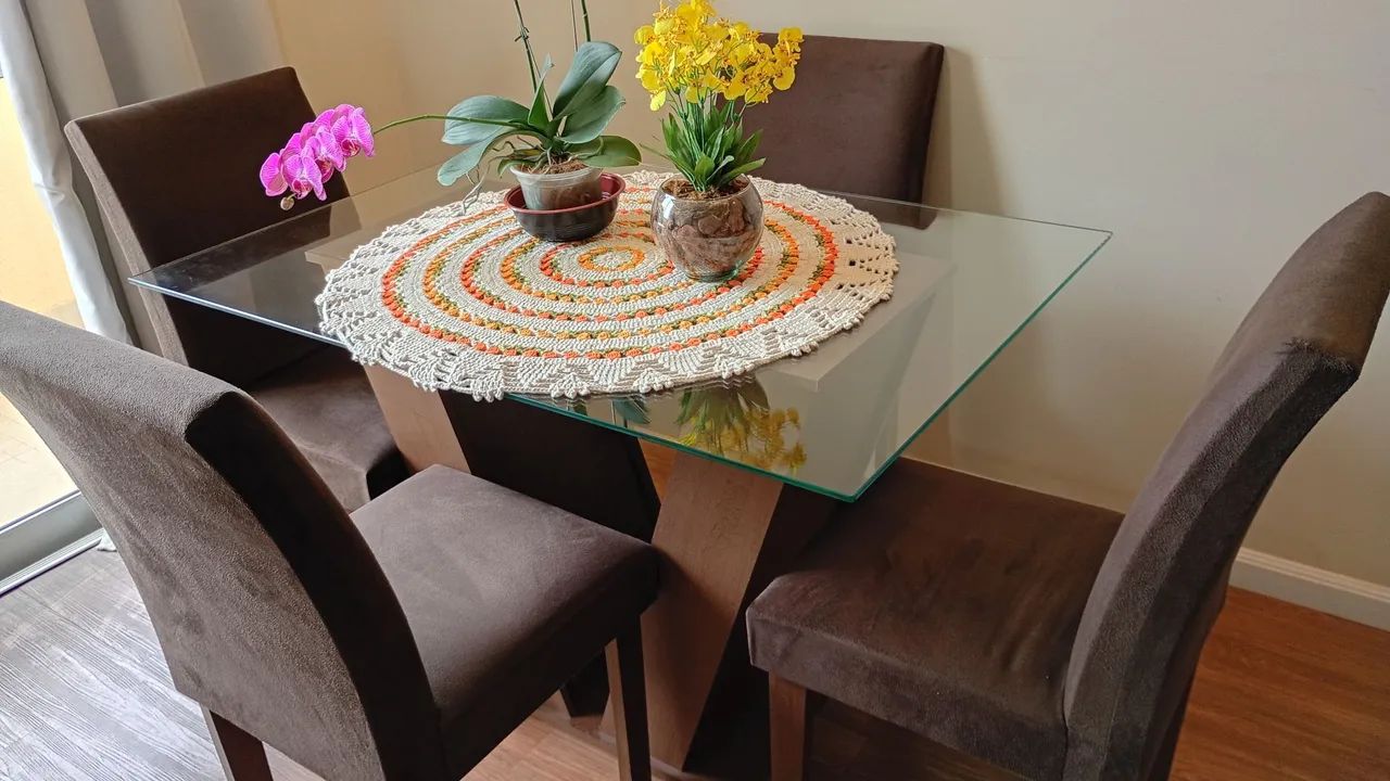 Mesa de jantar com 4 cadeiras,sem avarias.Linda!