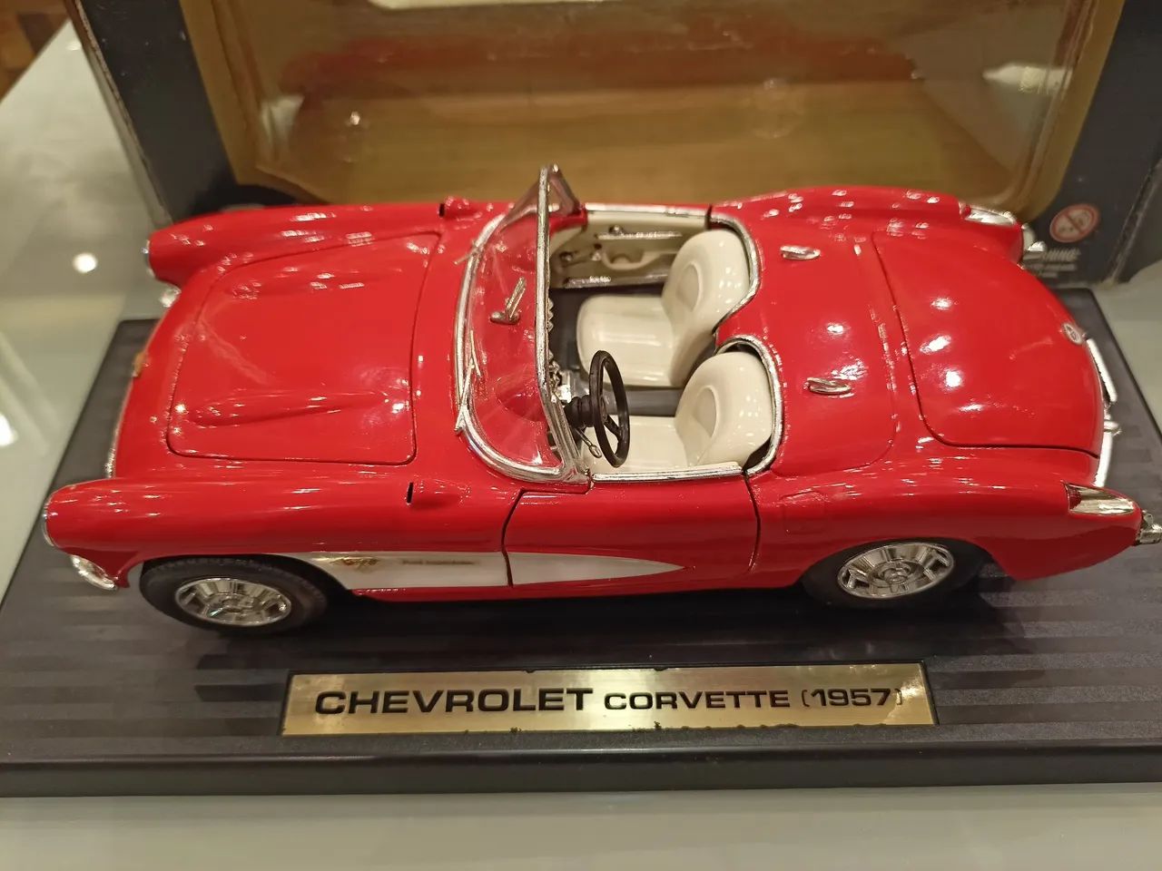 Miniatura Chevrolet Corvette 1957 (1/18) Road Tough - Na Caixa