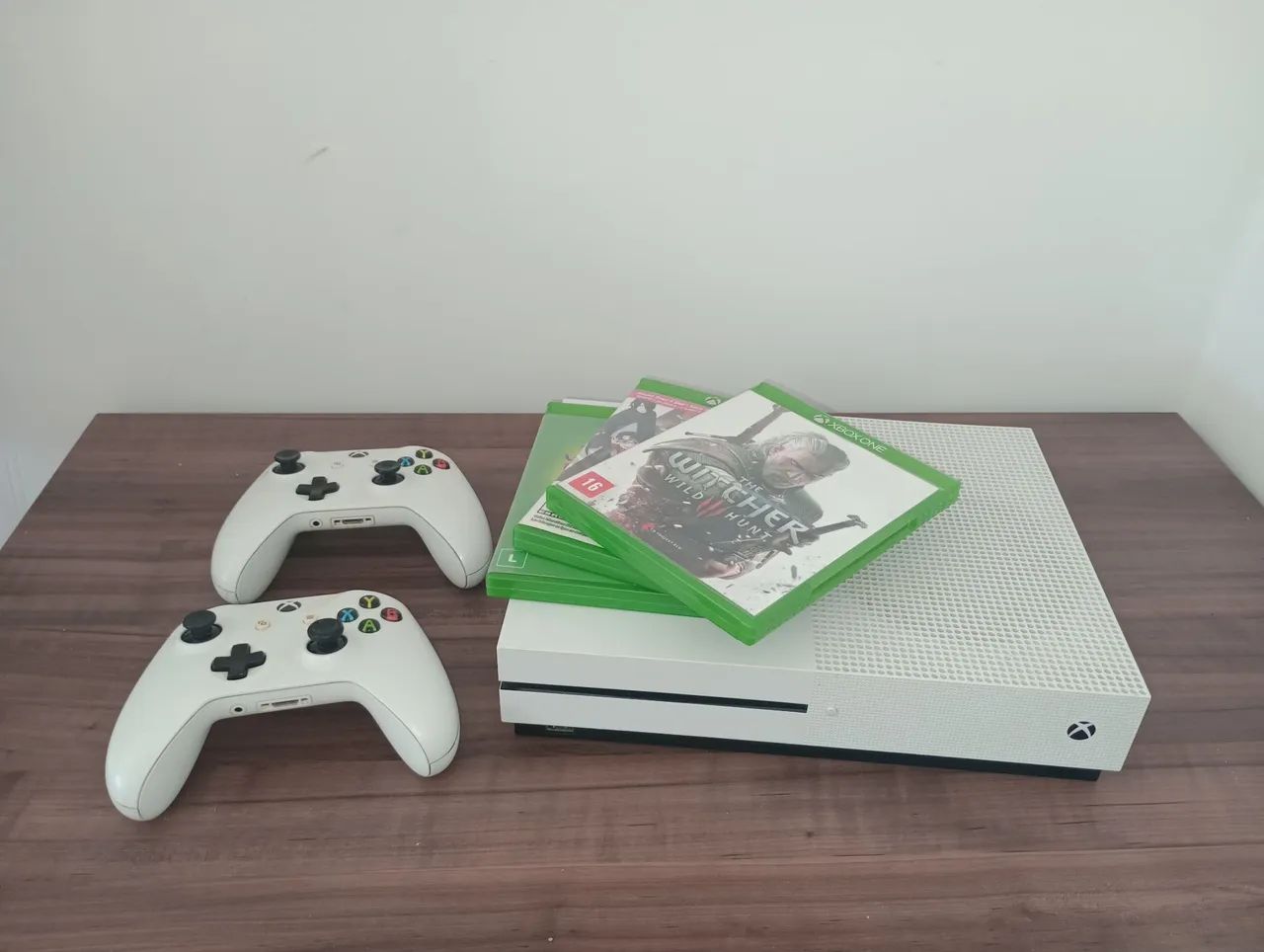 Xbox one S com 2 controles e 4 jogos 