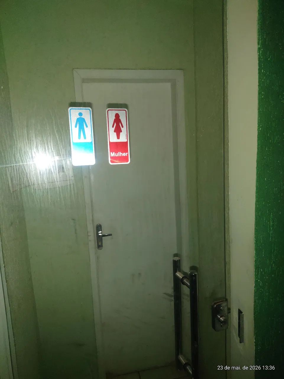 Vende se porta com porta de vidro maciço l completo com maçaneta.