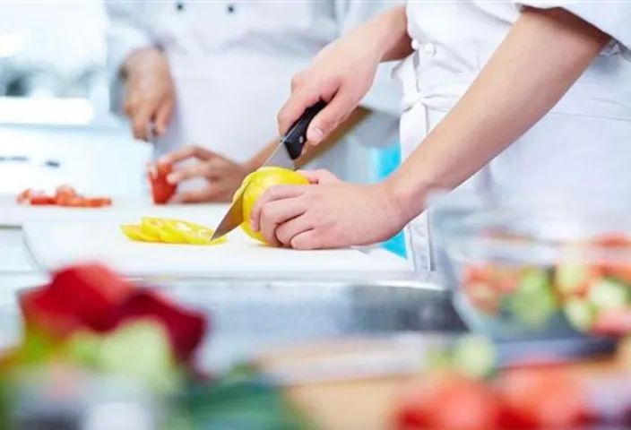 VAGA PARA AUXILIAR DE COZINHA