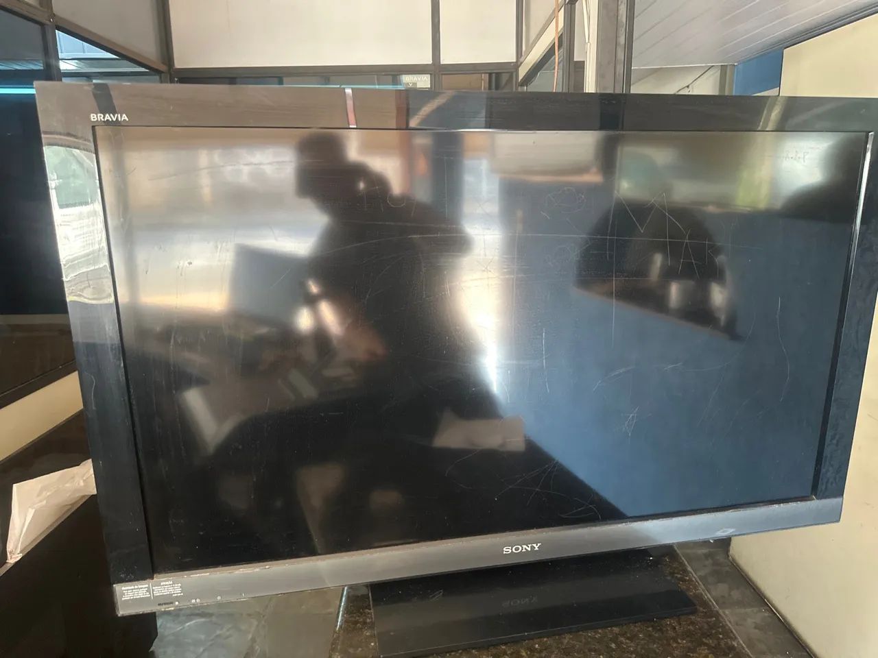 Tv Sony 46 polegadas lcd com alguns arranhões , funciona perfeitamente  - Foto 4