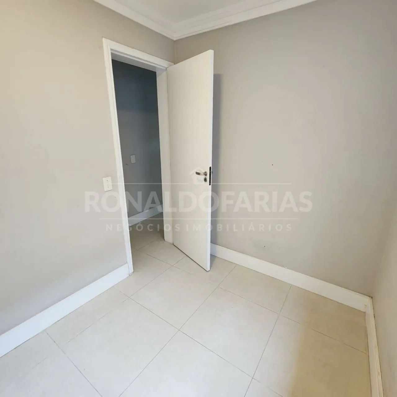 CASA À VENDA, NO GRAJAÚ, COM 3 DORMITÓRIOS SALA AMPLA E CHURRASQUEIRA. - Foto 2
