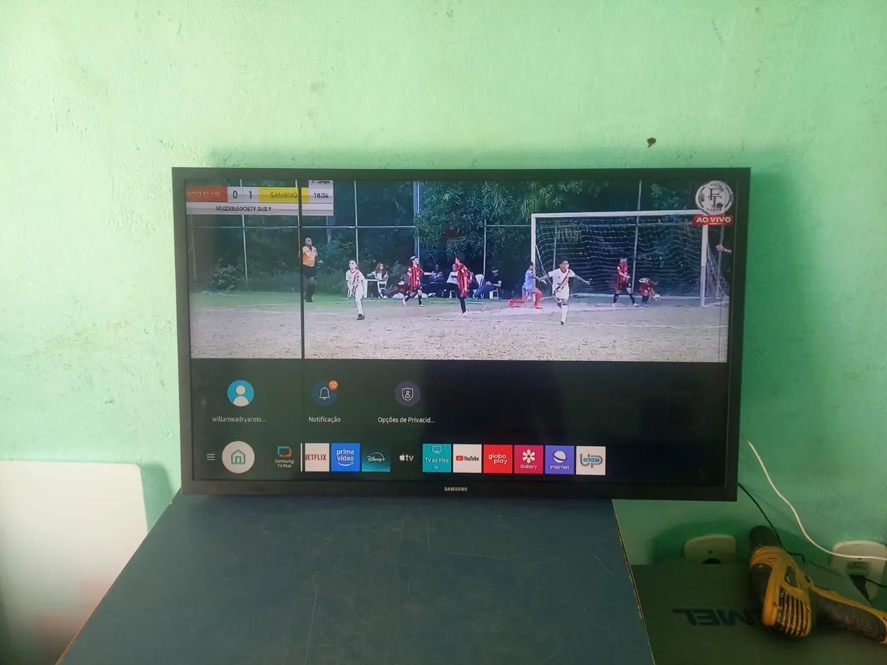 32 SMART AOC Roku com UM LINHA NA TELA 