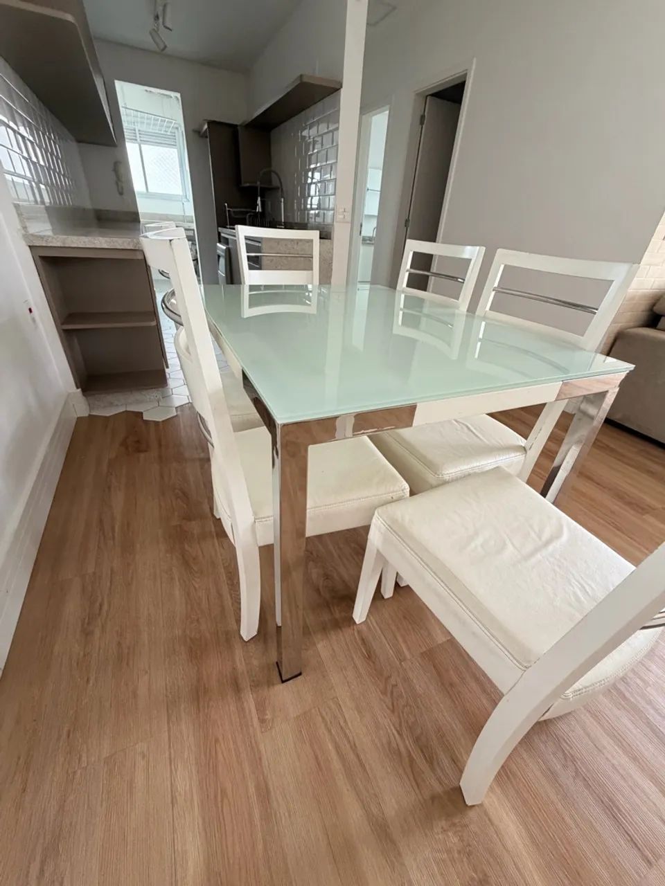 Mesa branca conjunto com cadeiras  - Foto 2