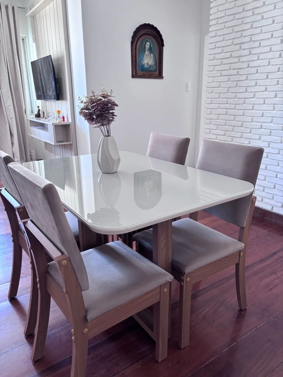 Mesa com 4 cadeiras 
