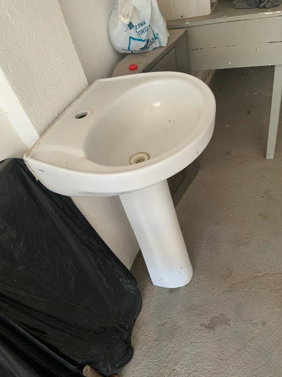 Lavatório de banheiro com coluna cor branco 
