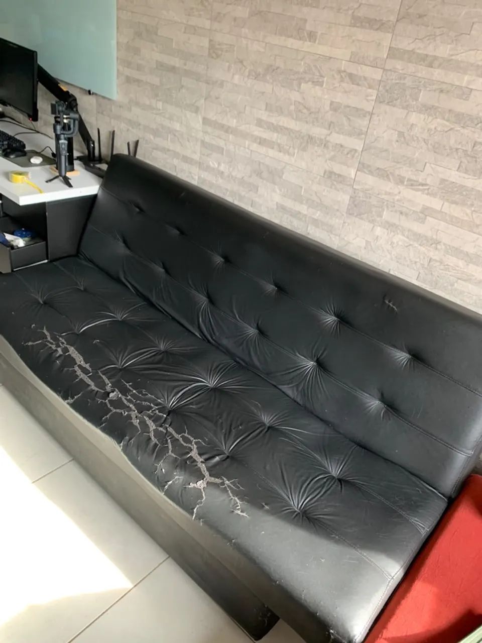 Sofá cama preto de couro  - Foto 2