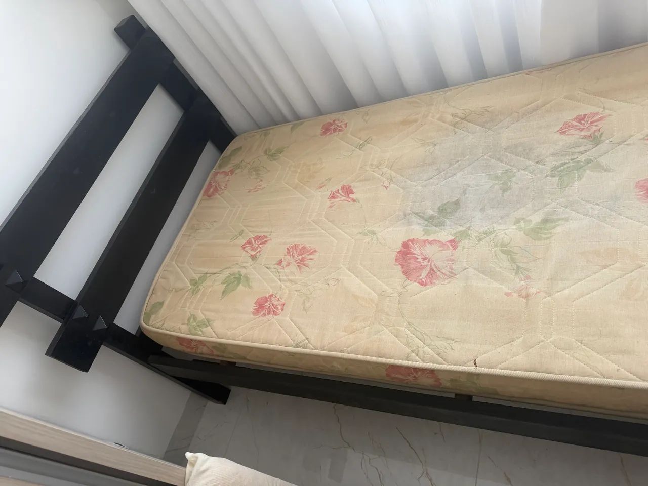 Cama de solteiro com colchão (usado) - Foto 2