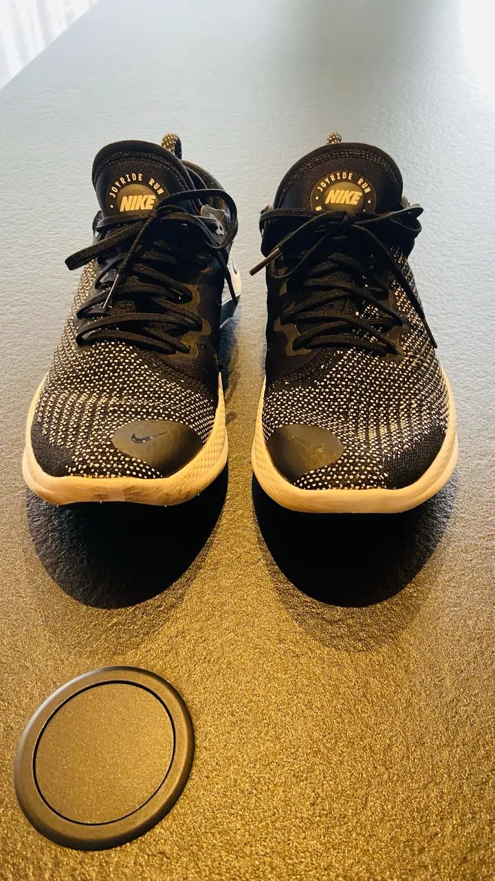   O produto é o tênis Nike Joyride Run Flyknit. 