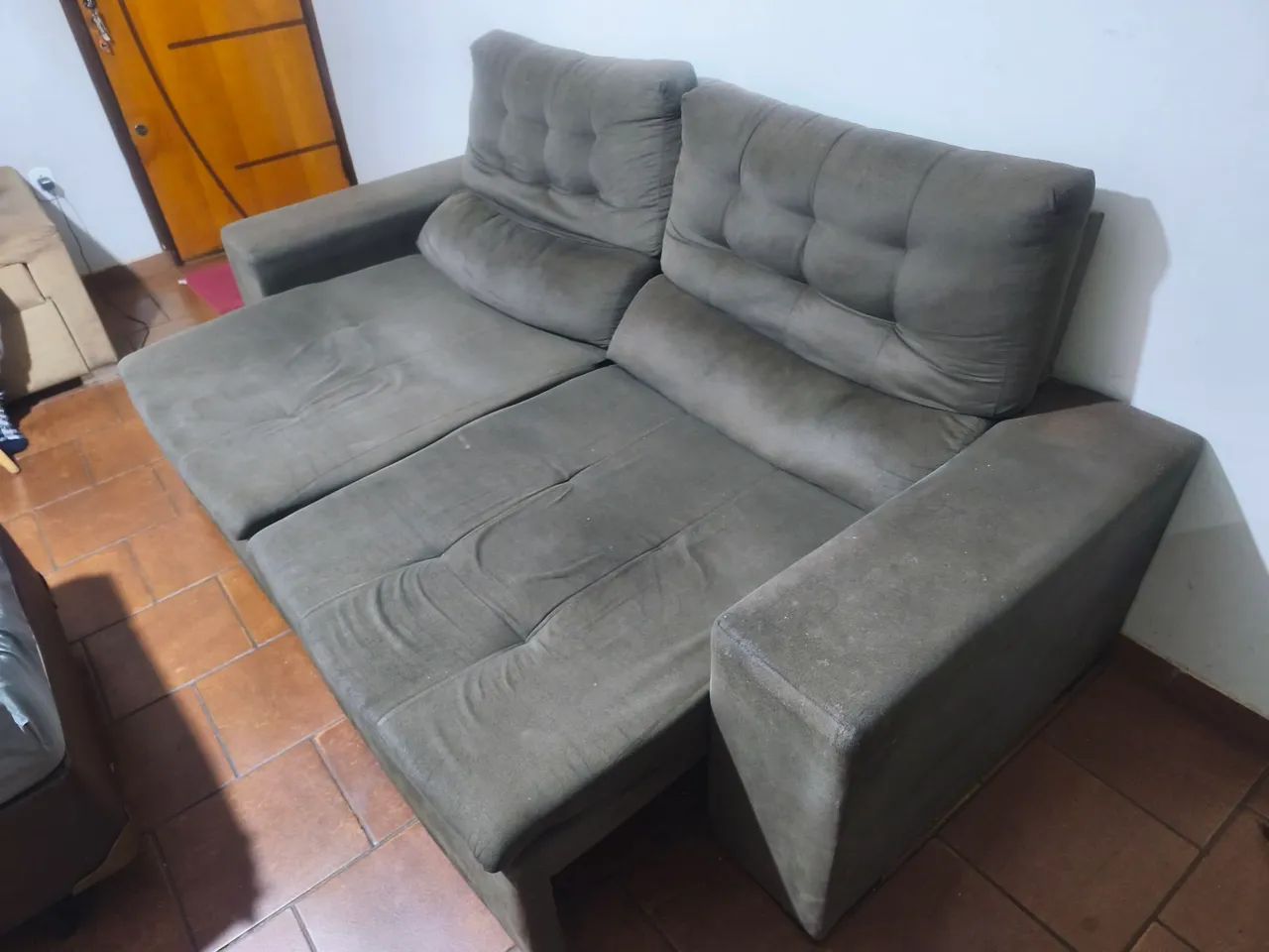 Sofá retrátil em boas condições , com marcas de uso . - Foto 3