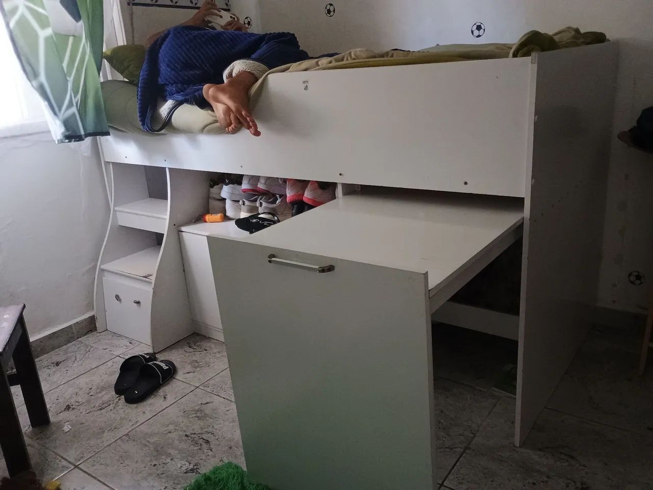 Cama elevada com escrivaninha 