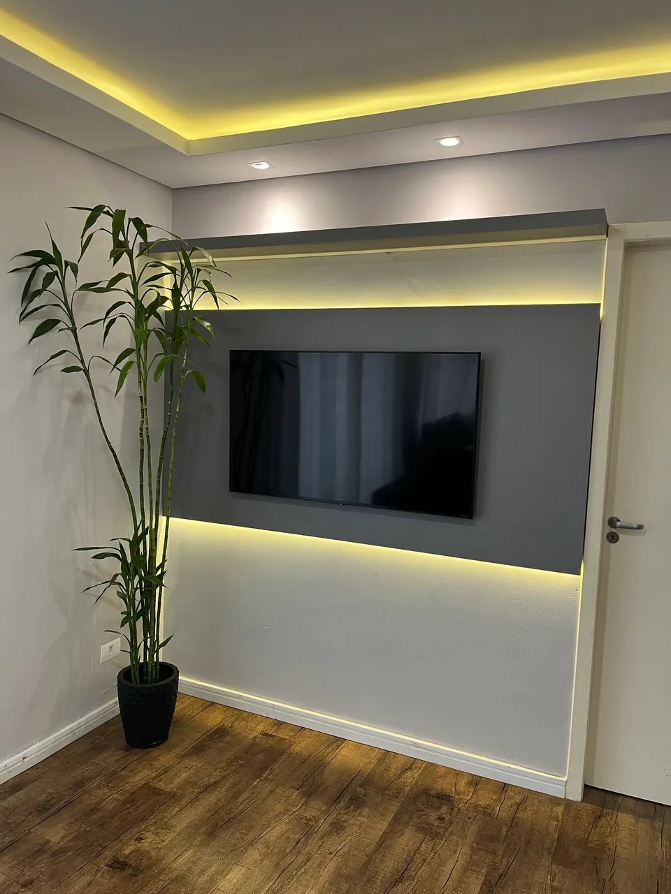 Painel de TV com Led e prateleira 
