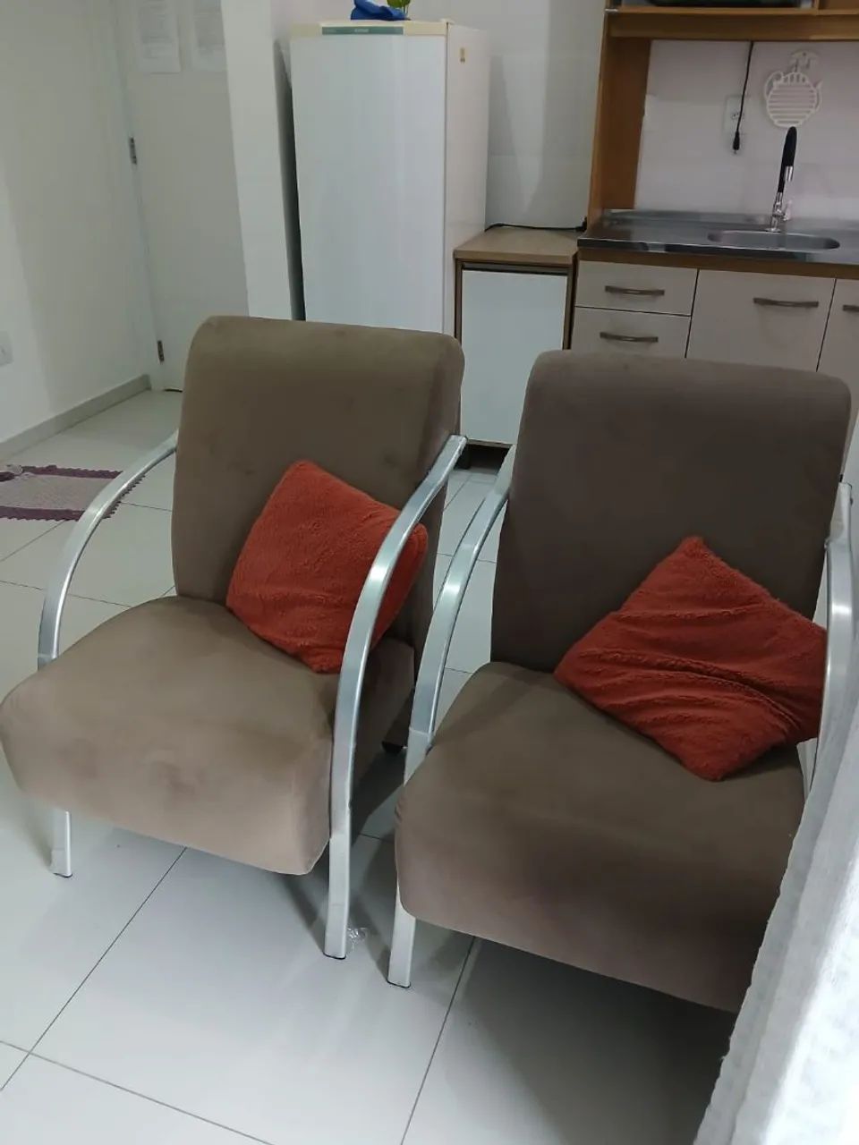 PAR DE POLTRONAS ESTOFADAS 