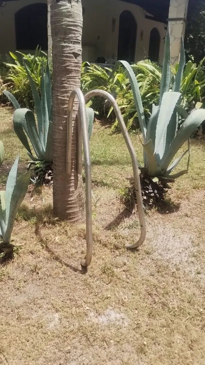 Suporte inox para escada de piscina, sem degraus.