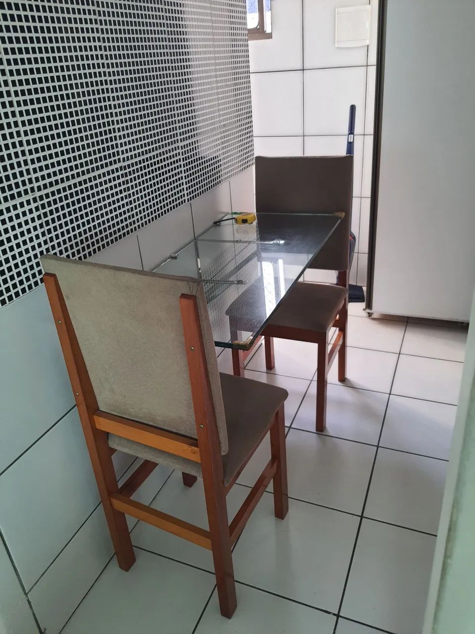 Mesa de vidro com 2 cadeiras - Foto 2