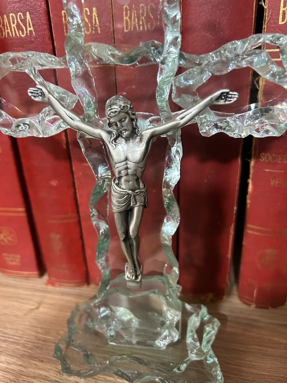 Crucifixo em cristal com Jesus Cristo em metal