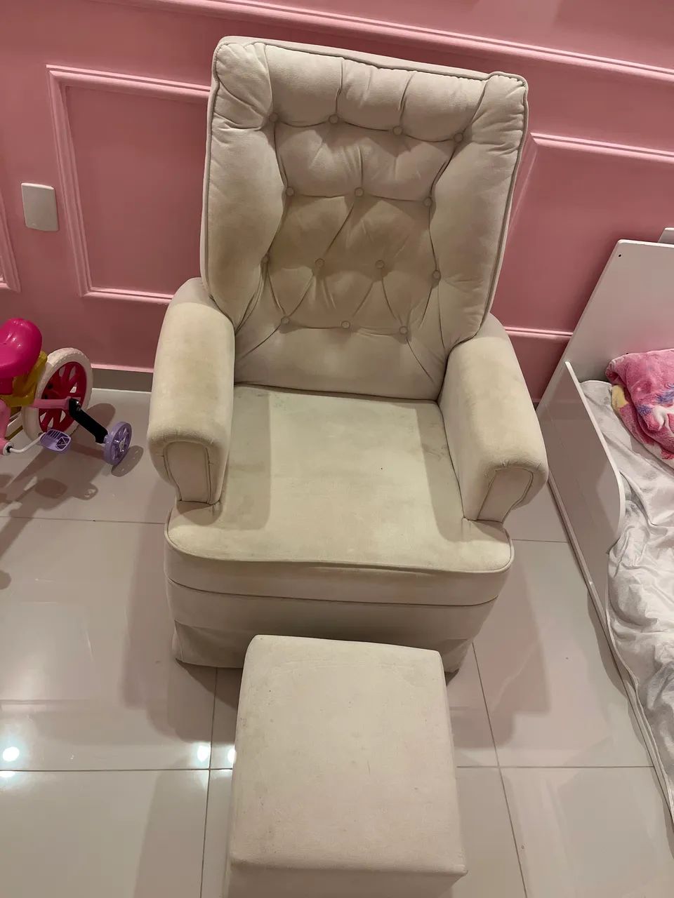 Poltrona de amamentação com puff, em perfeito estado (só está suja, mas pago a lavagem).  - Foto 4