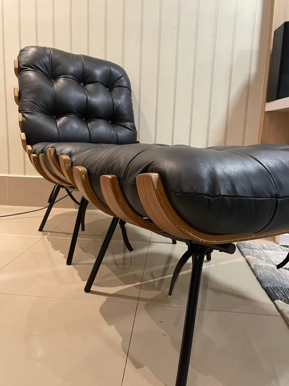 Poltrona com Puff de Couro Costela - Preto