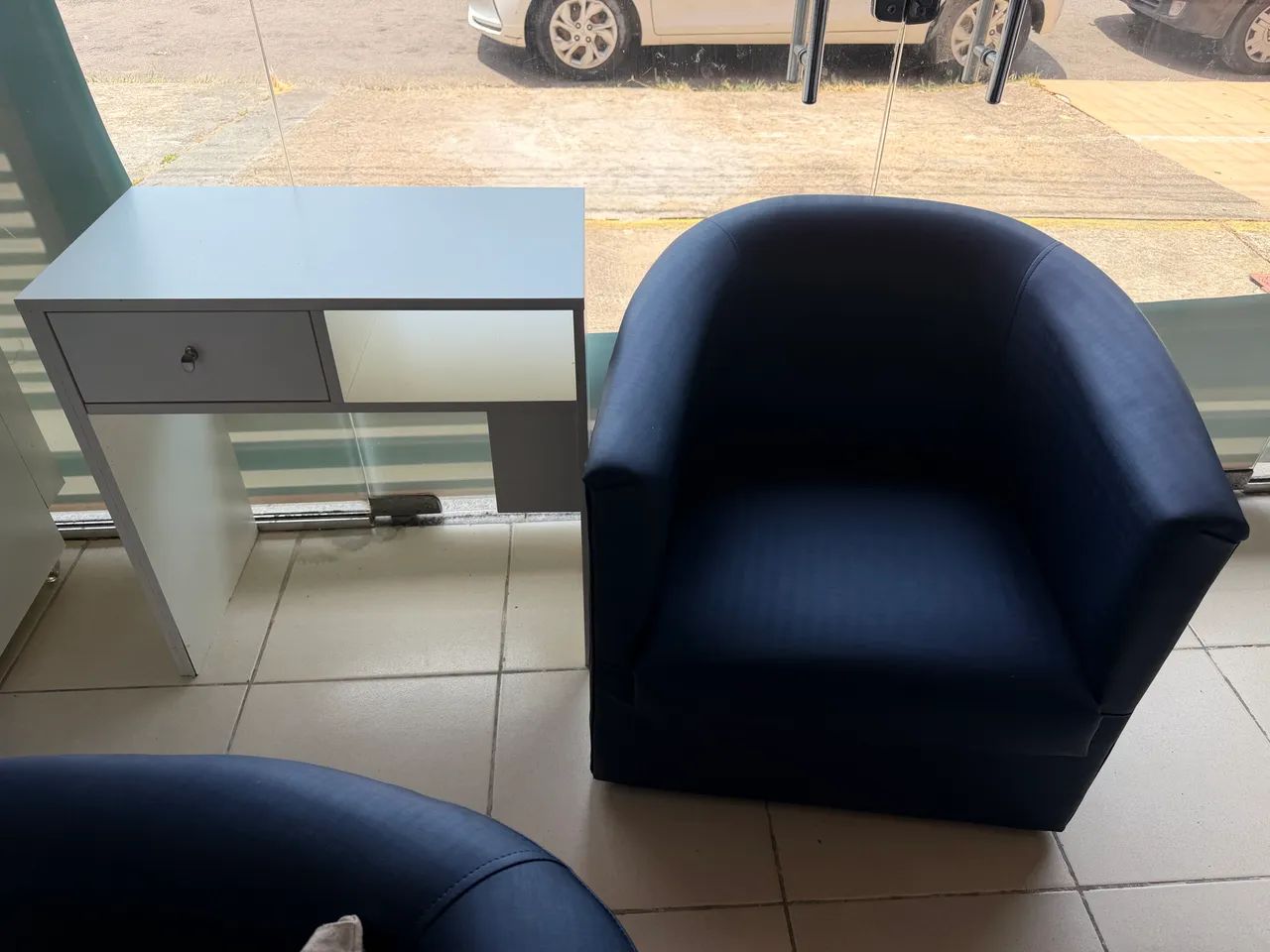 Vendo poltrona +mesa de manicure e carrinho auxiliar - Foto 5