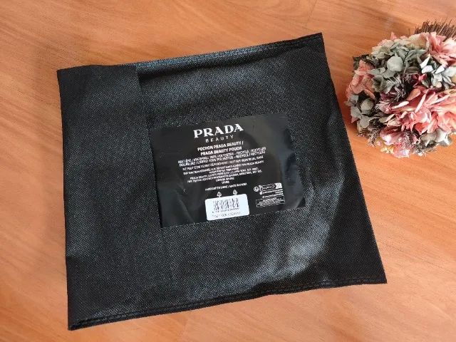Necessaire da marca Prada e jogo de cartas da Cacharel - Foto 5
