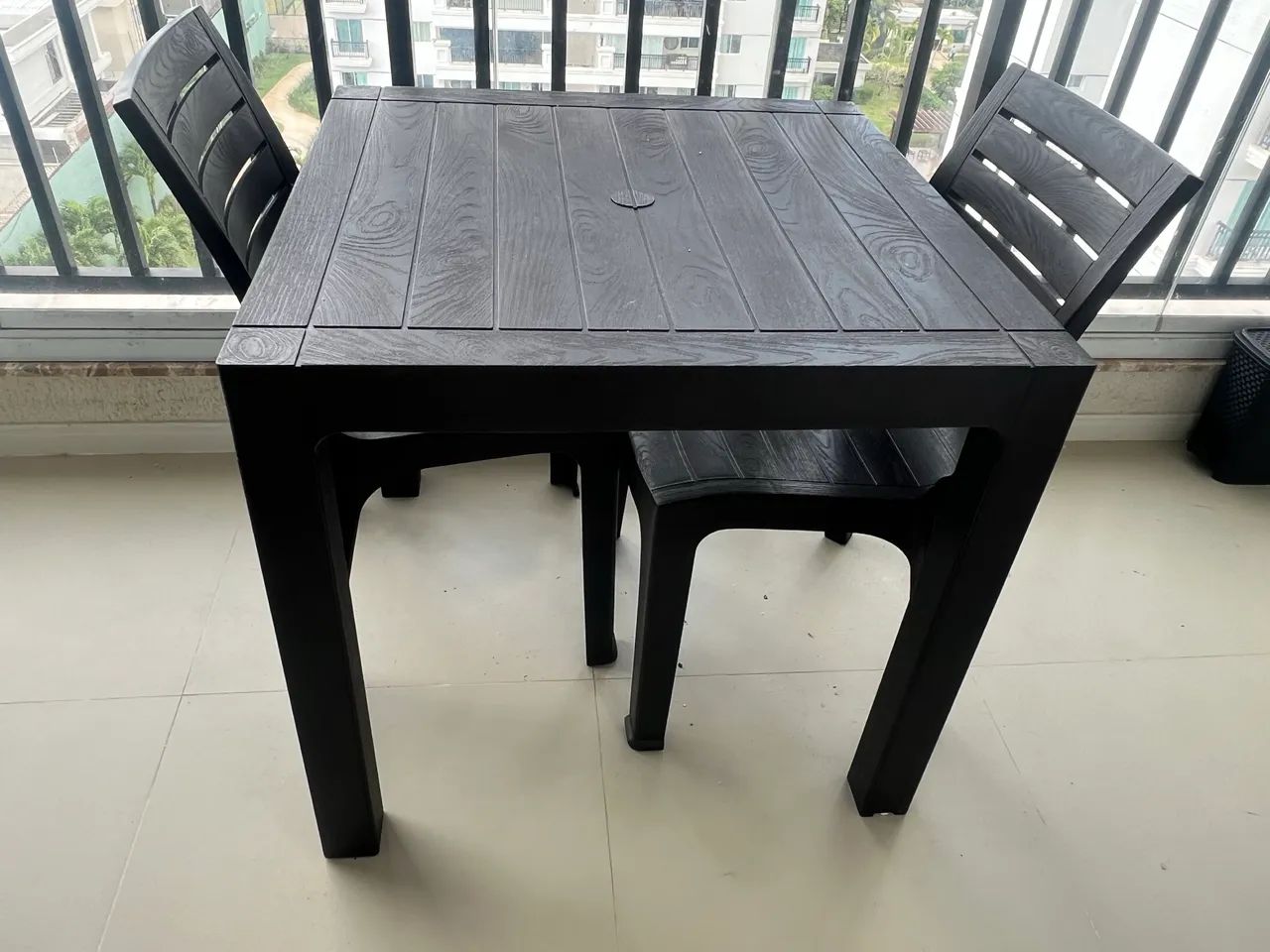 Conjunto mesa com quatro cadeiras 