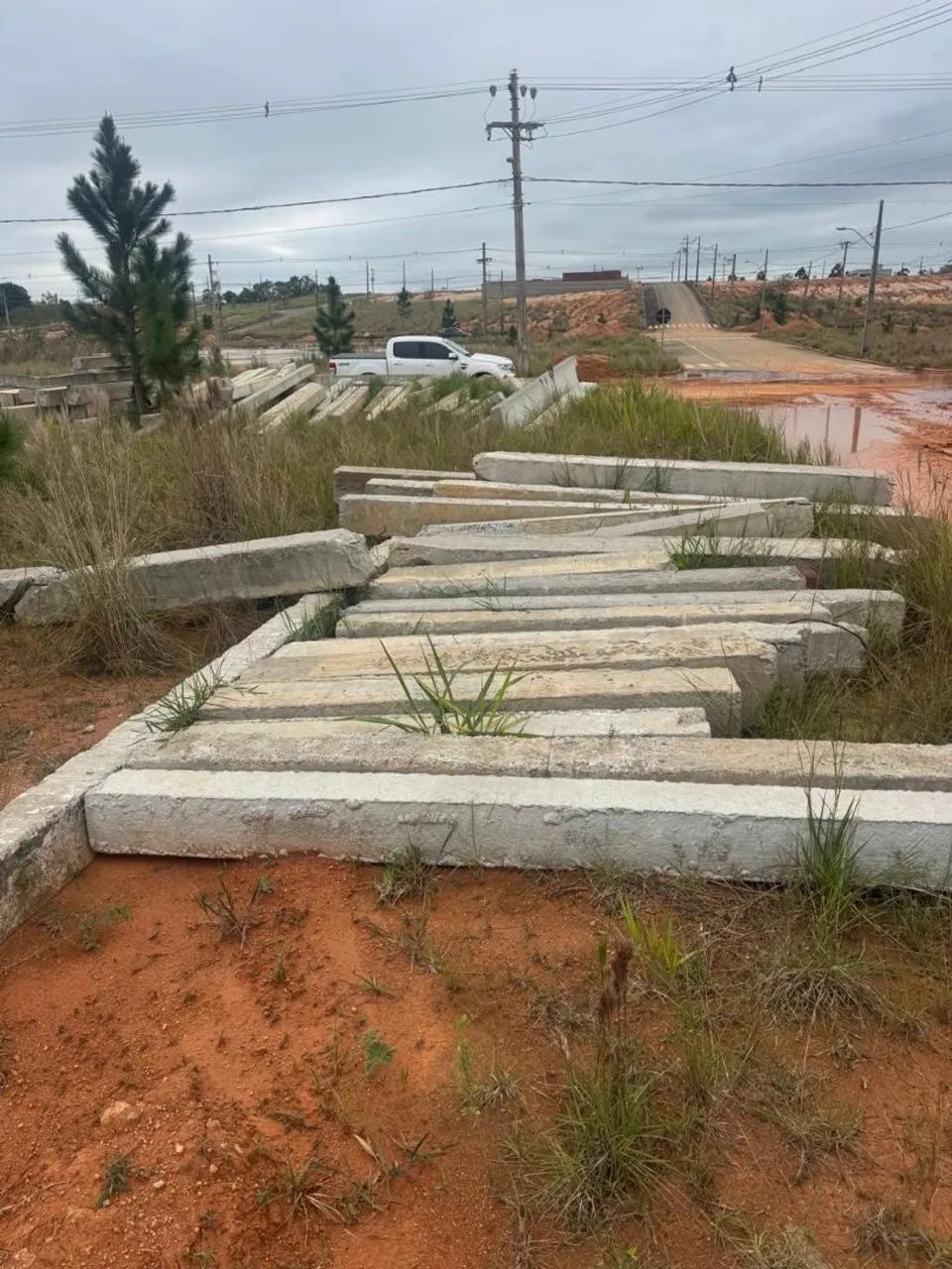 Vende-se Estacas e laje 