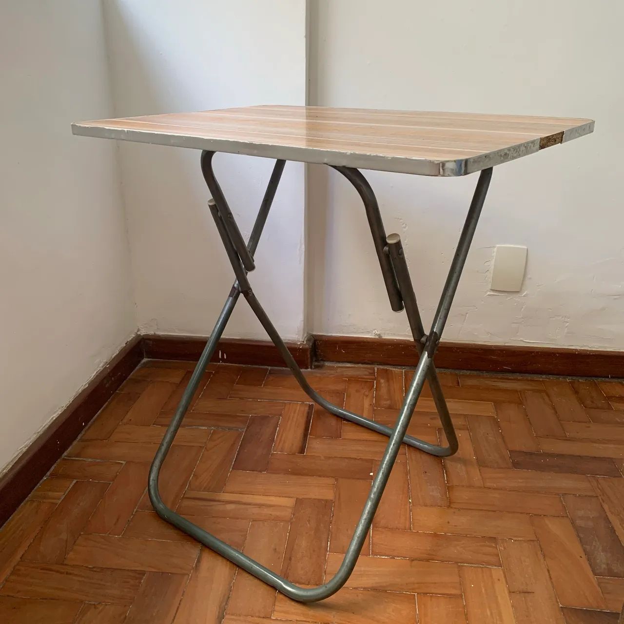 Mesa dobrável MDF 50x70cm cor madeira e borda prata - Foto 2
