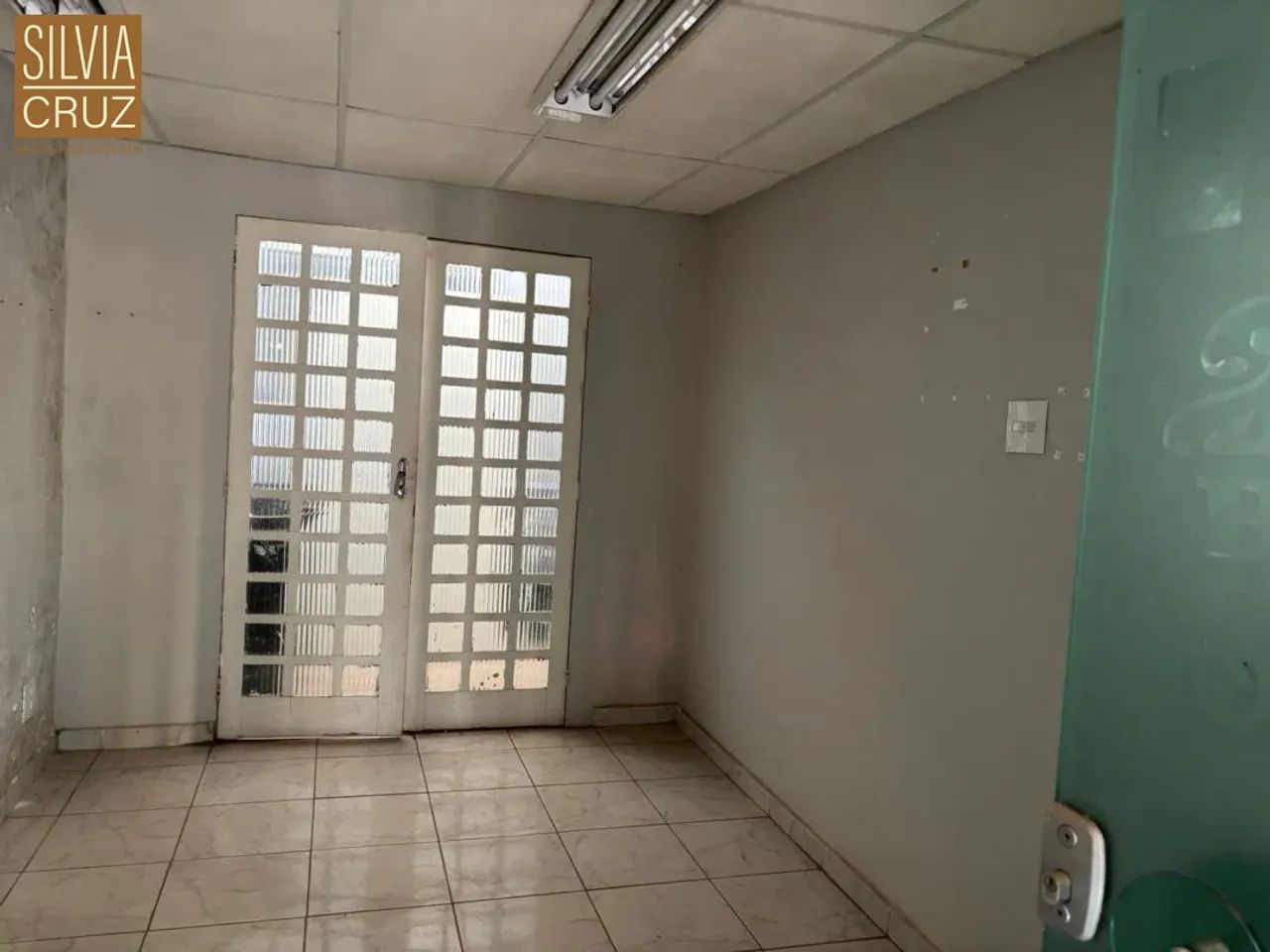 Imóvel com localização privilegiada para negócios e serviços. Ideal para Investidores! Ref - Foto 2