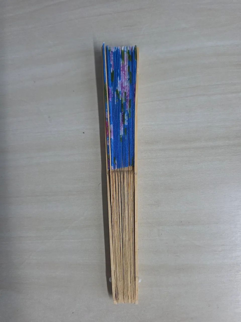 5 leques tecido e bambu coloridos novos - Foto 4
