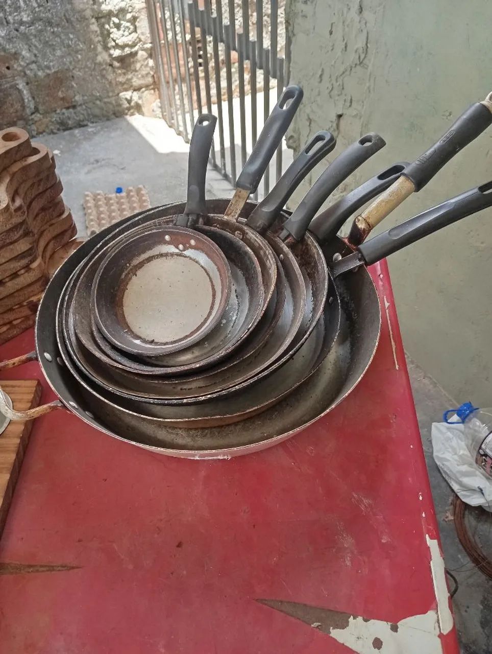 Freezer, frigideiras, panelas e tábuas de madeira para servir lanches  - Foto 3