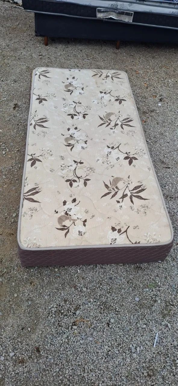 Base de cama branca e marrom, estampada, em bom estado. - Foto 2